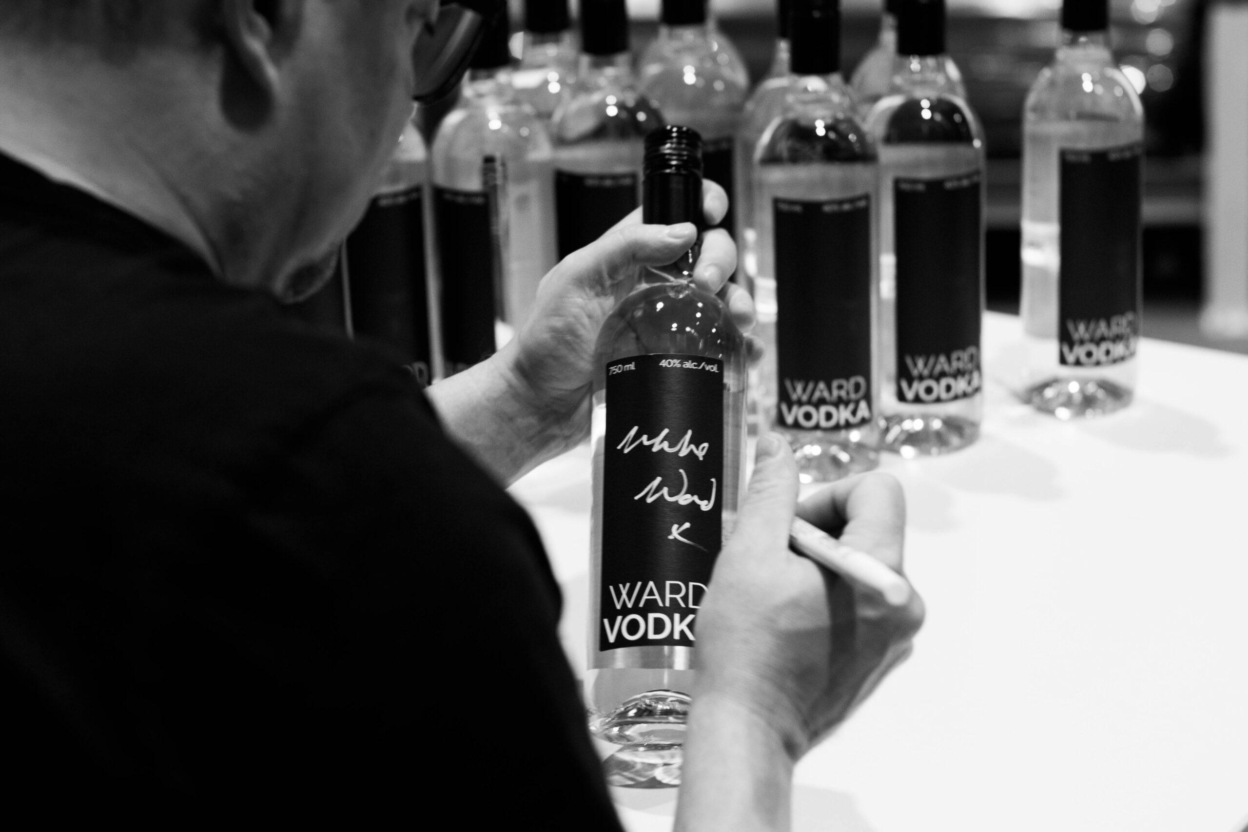 Bouteilles autographiées Ward Vodka